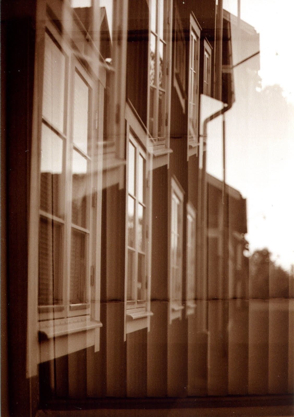 Eine Holzfassade, deren Fenster sich wiederholen