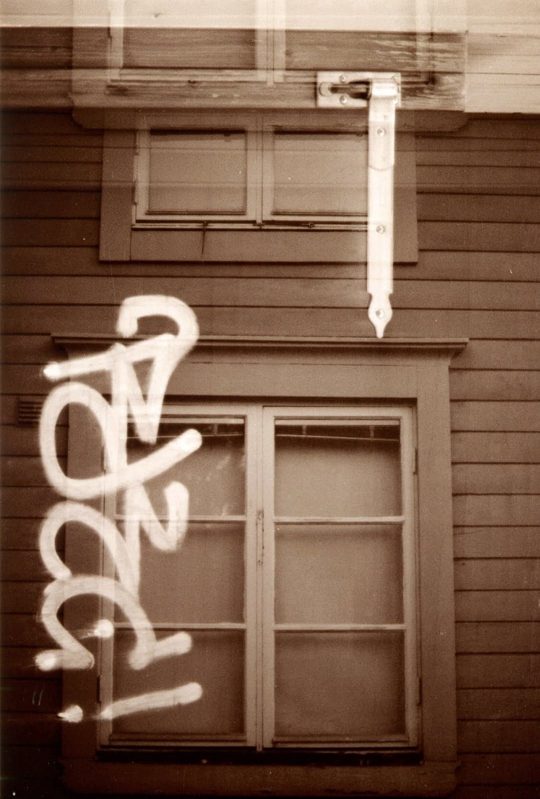 Graffiti an einem Holzhaus
