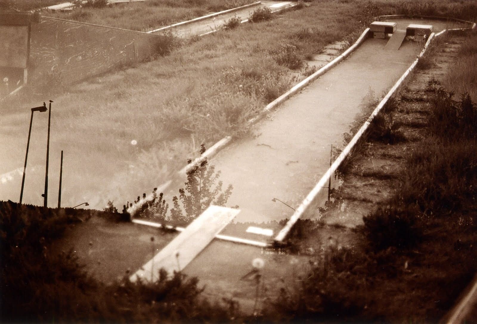 Eine verwachsene Minigolfbahn