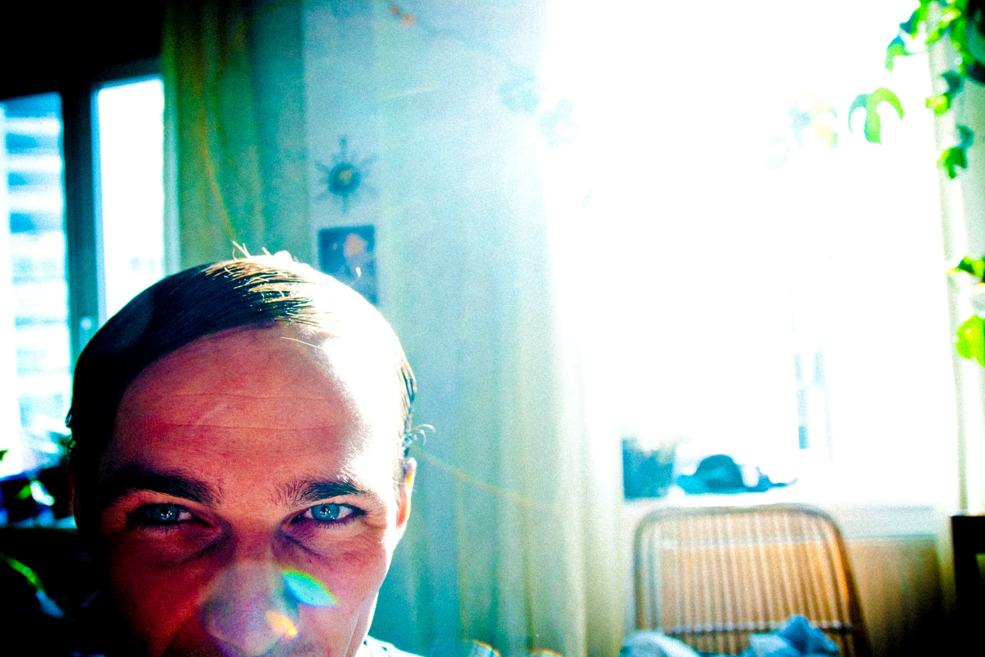 Ein Selbstporträt im sonnigen Fenster, Lens Flare