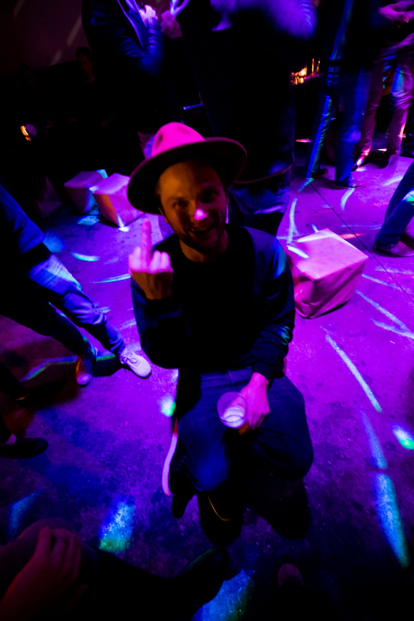 Ein Porträt im violetten Licht auf einer Feier
