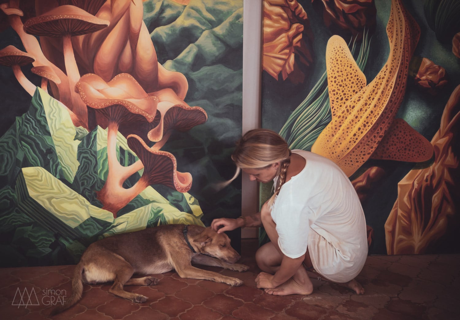 Wylie und ein Hund am Fuß der Leinwand