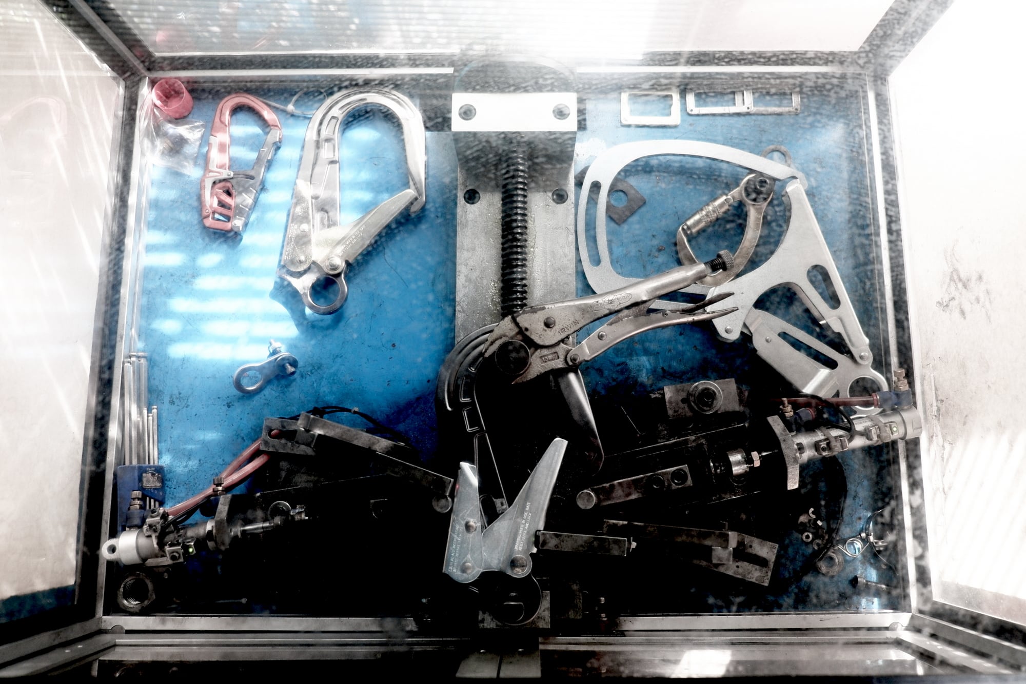 Karabiner in einem blauen Tauchbecken