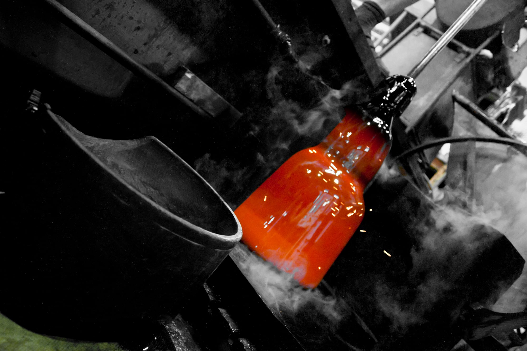 Glühend orange gegossenes Metall