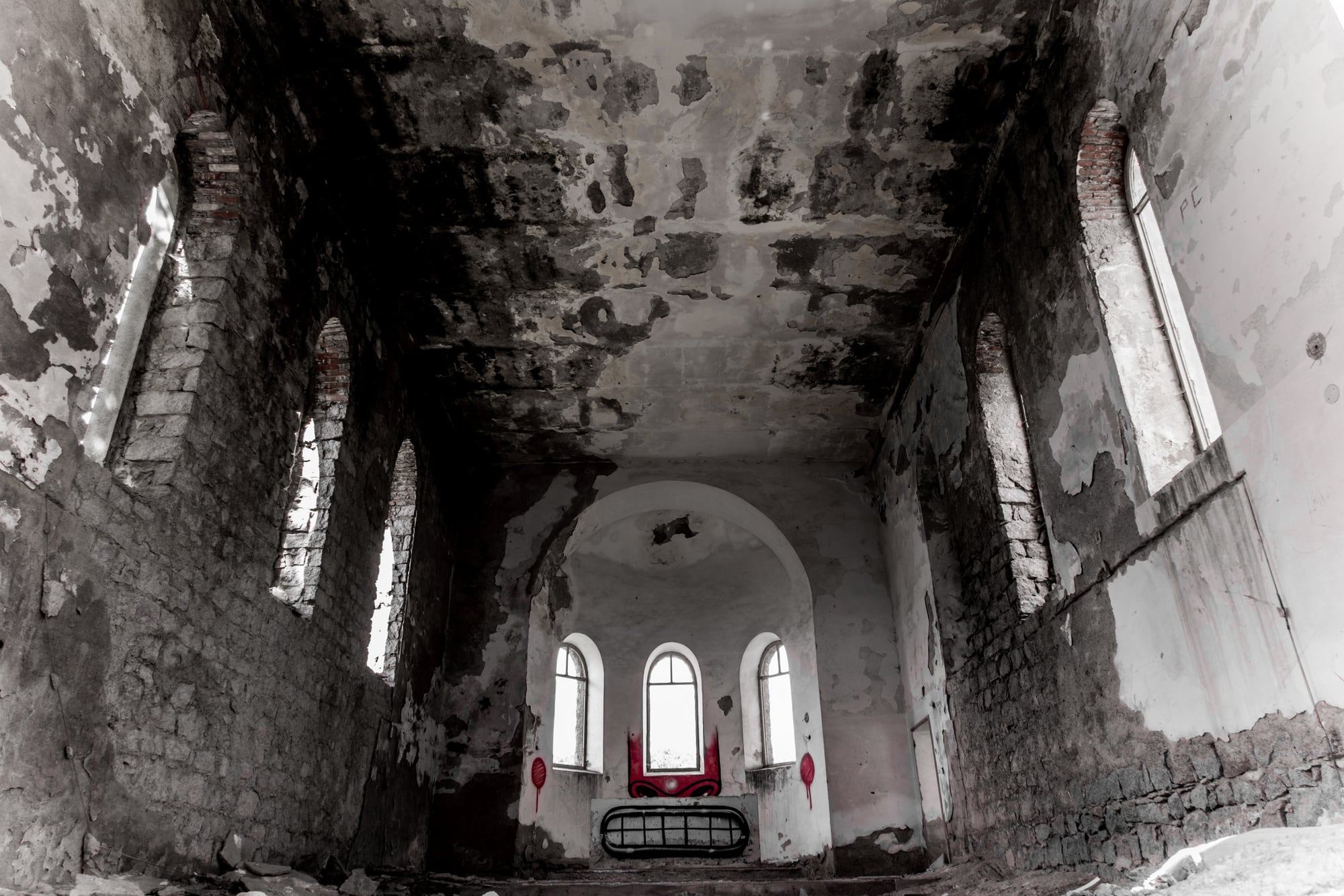 Ein zerfallener Kircheninnenraum, in Schwarz-Weiß