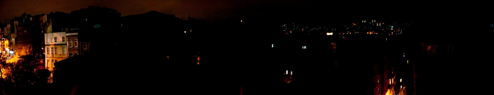 Ein dunkles Panorama mit fernem Feuerschein