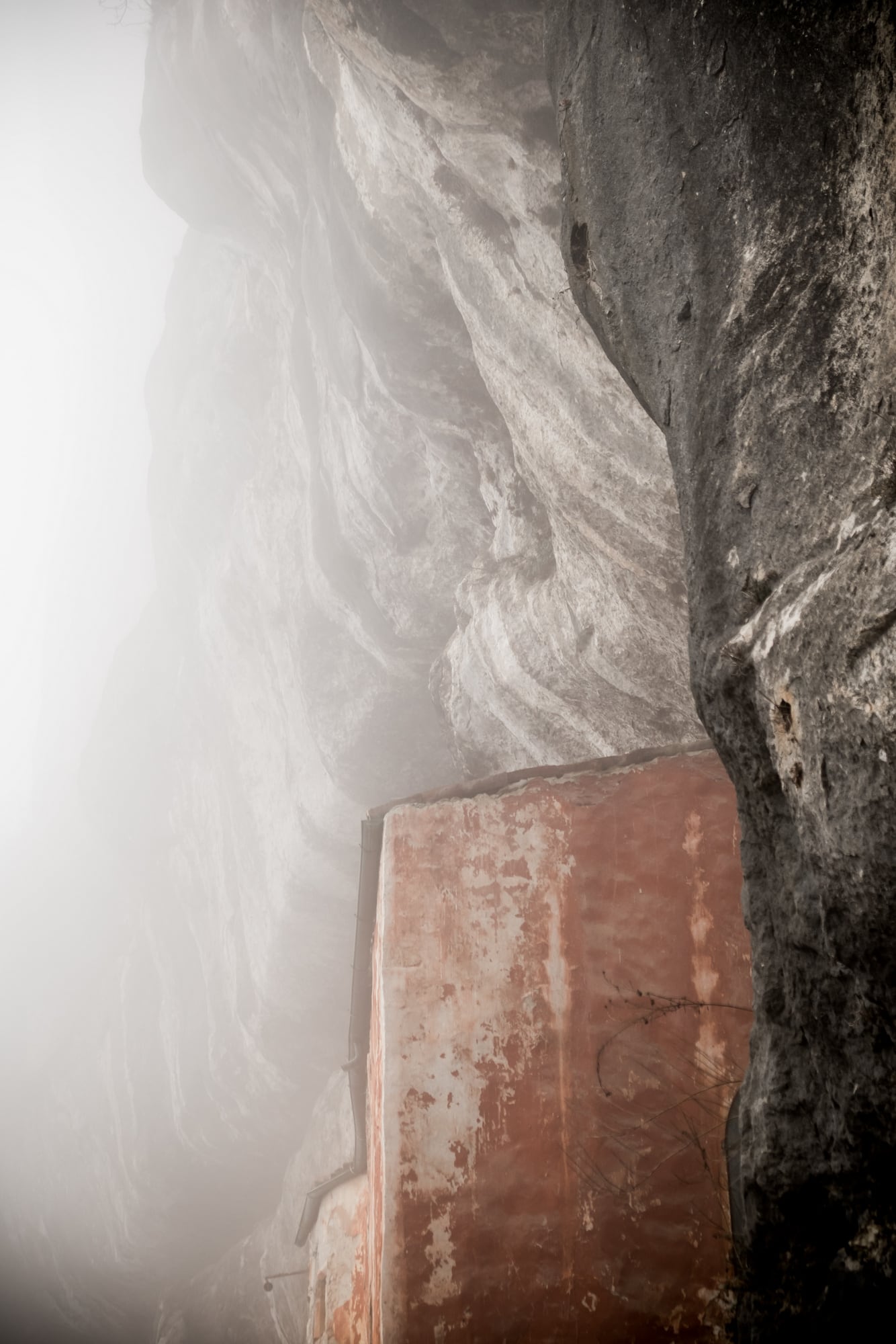 Ein alter Koffer in einer Höhle, in Schwarz-Weiß