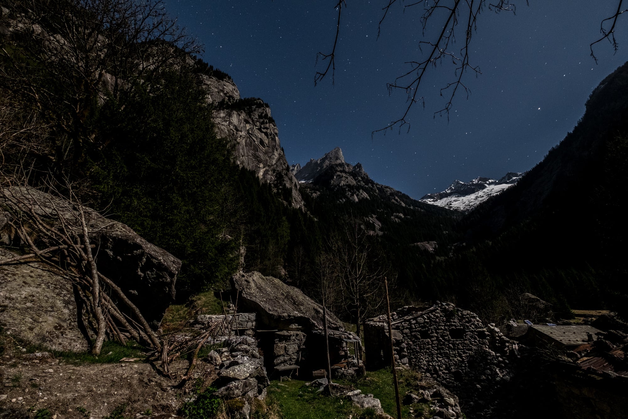 Steinhäuser unter einer Felswand