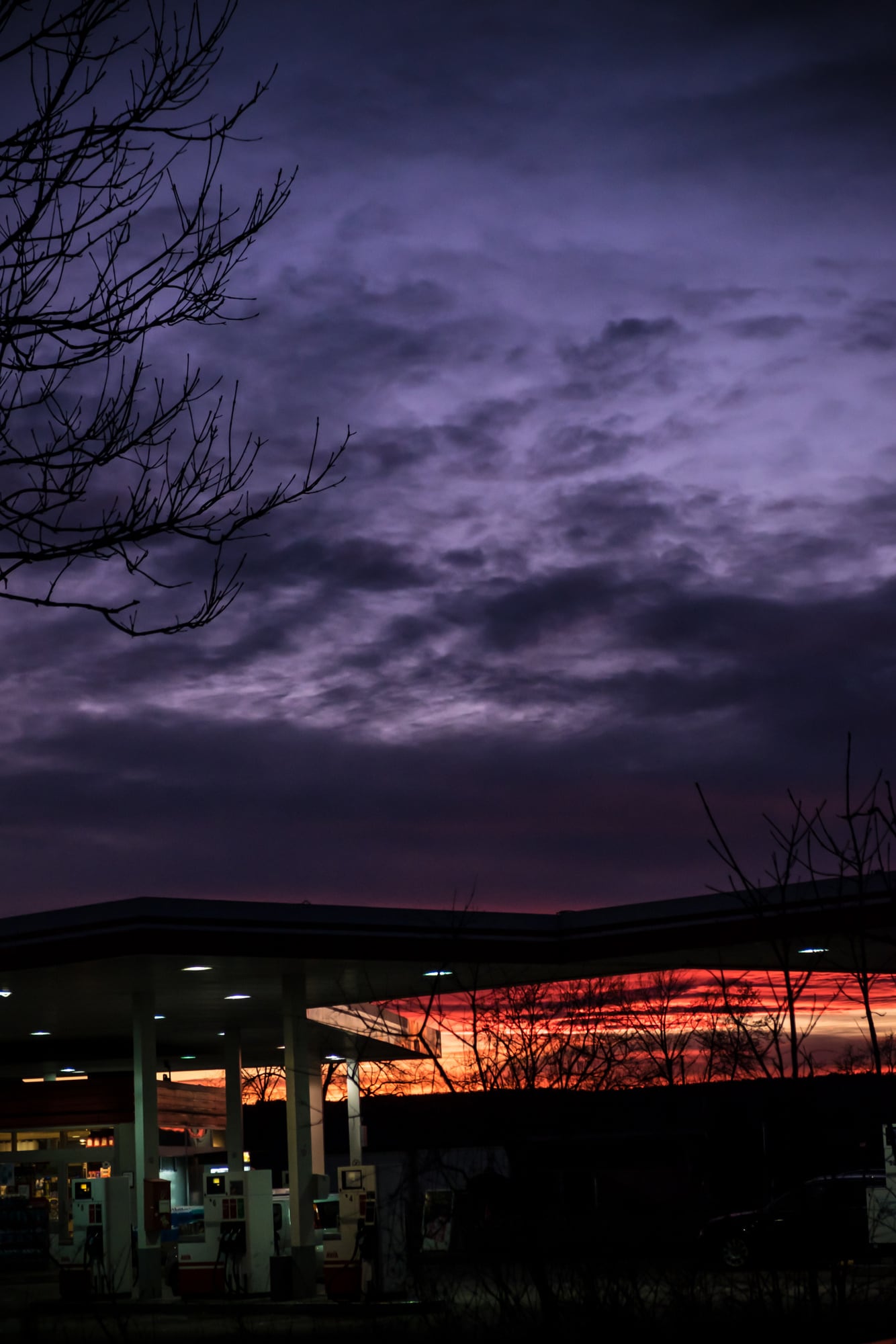 Ein violetter Gewitterhimmel über einer Tankstelle