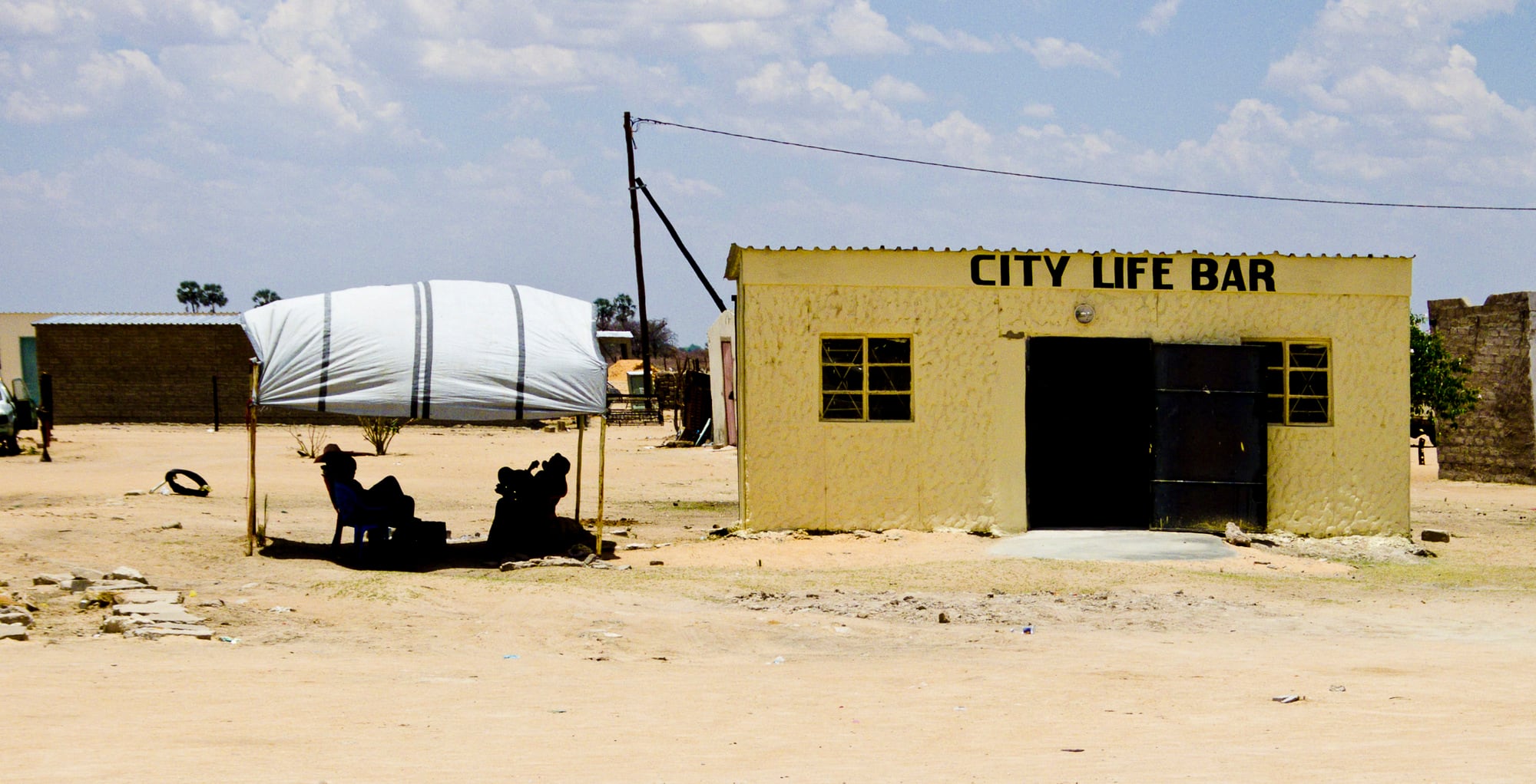Eine „City Life Bar", allein in der Wüste