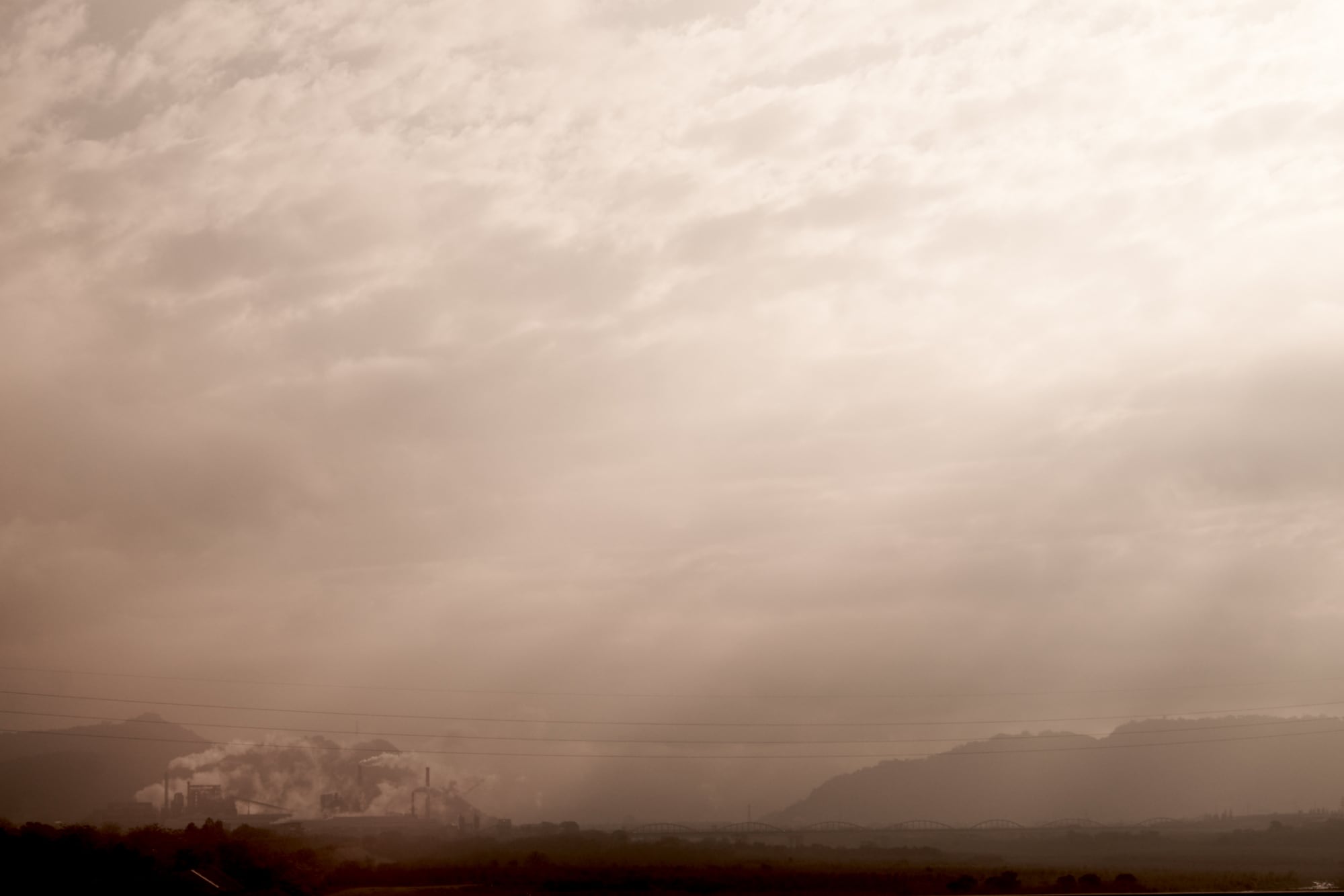Nebelberge, die in Wolken verschwinden