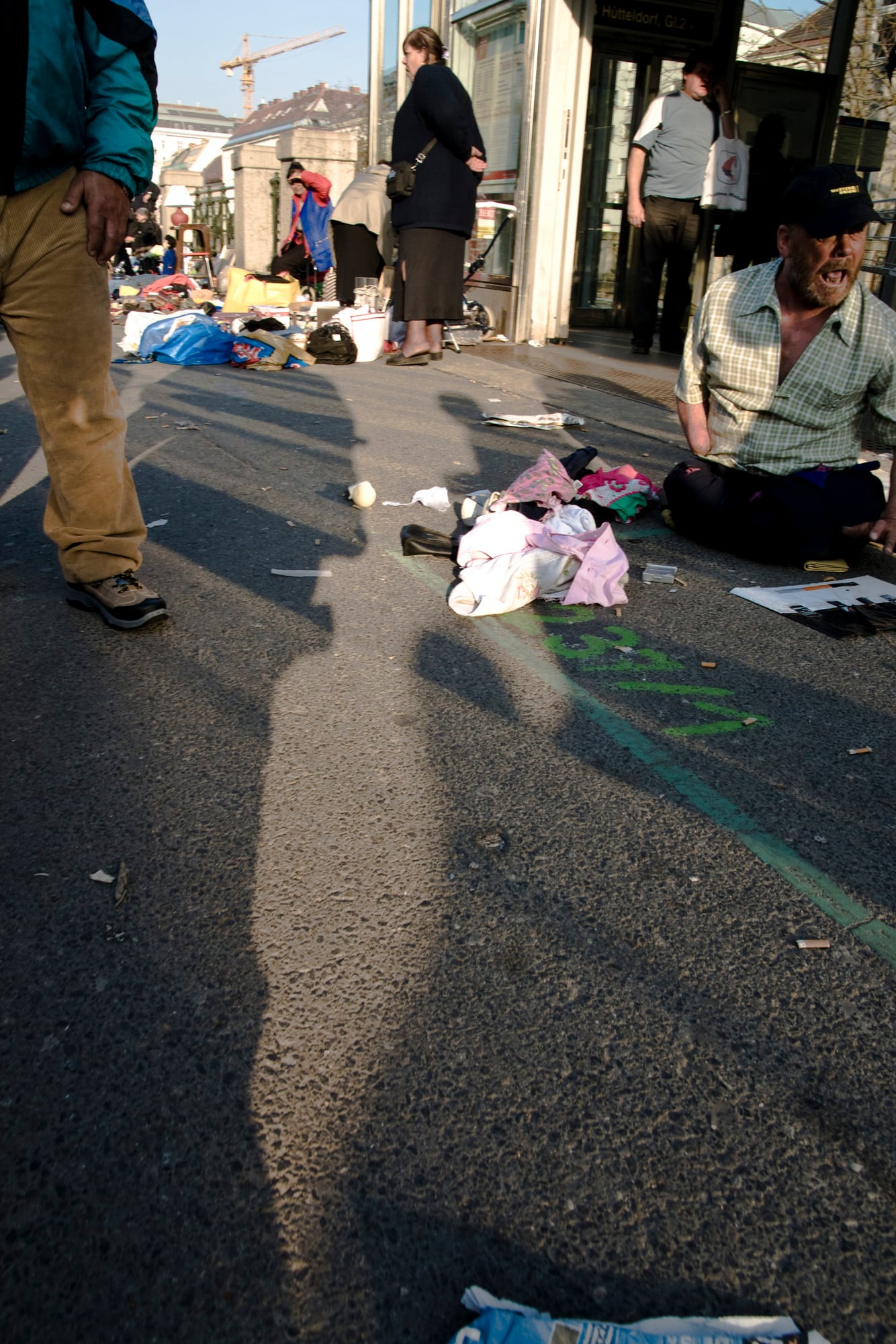 Ein langer Schatten über eine Flohmarkt-Straße