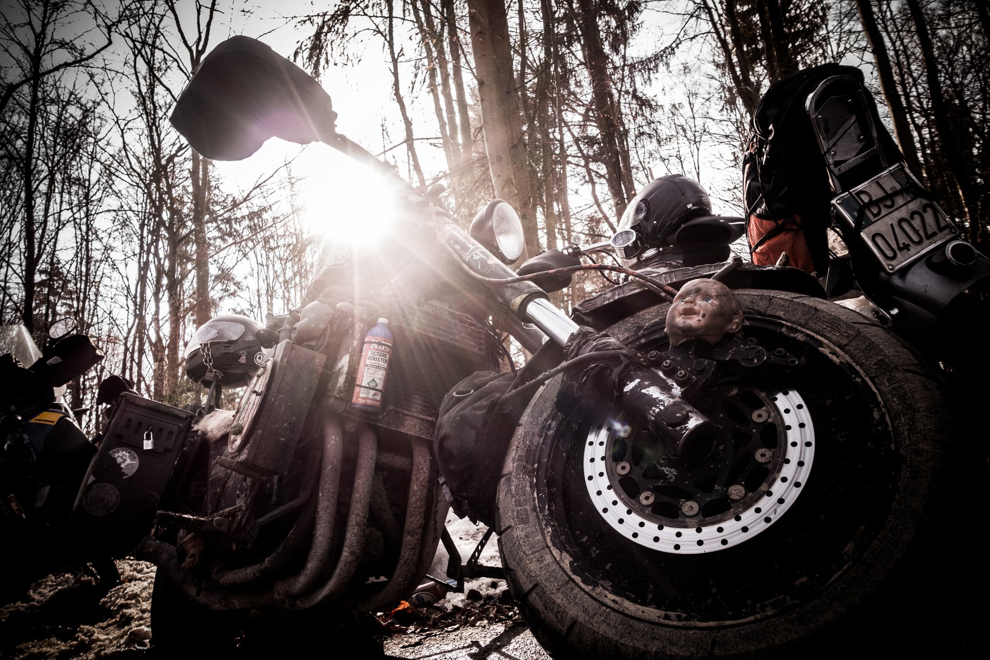 Ein Motorrad und eine Lampe in der Dämmerung