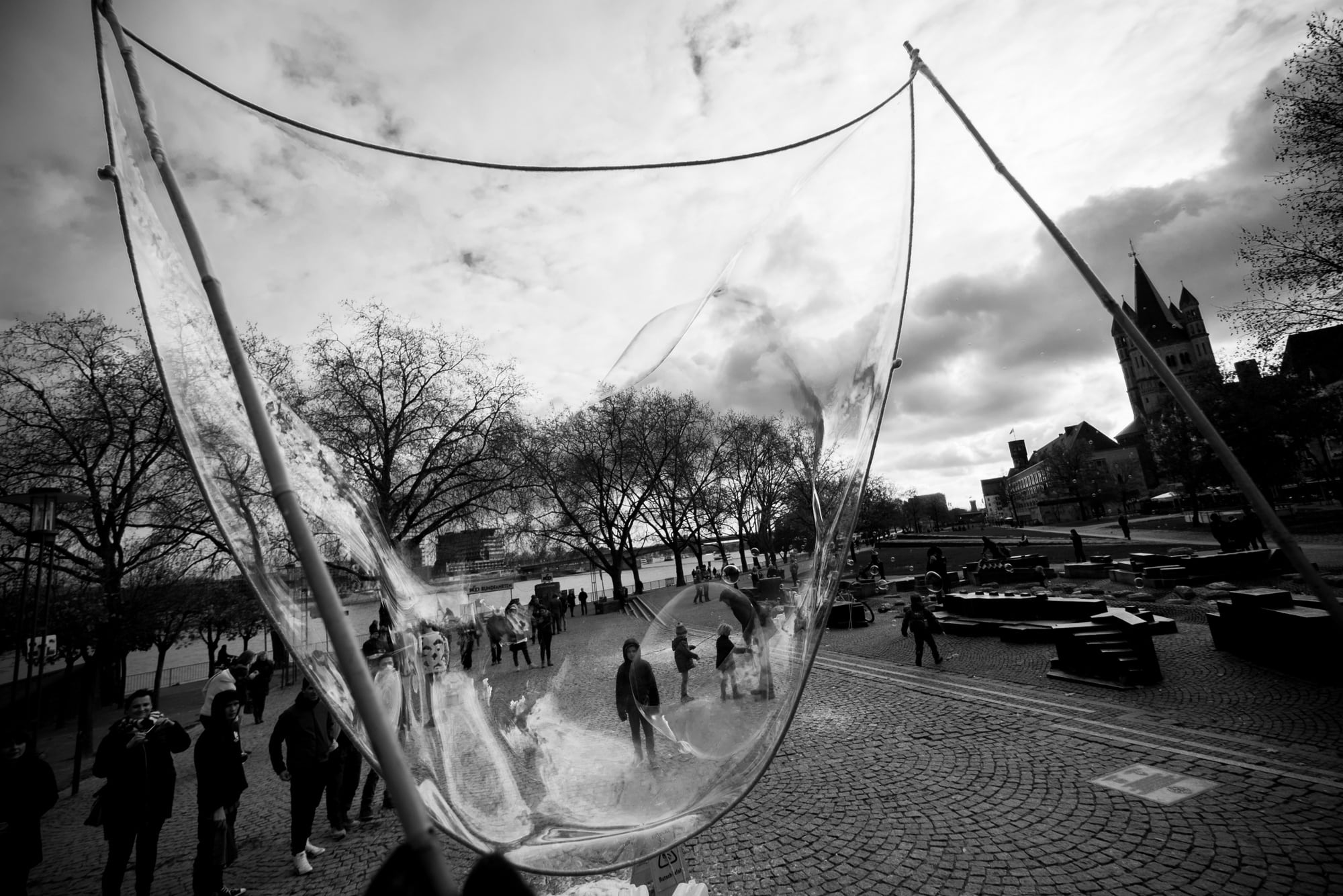Eine Seifenblase über einer Menschenmenge, mit Fischauge fotografiert