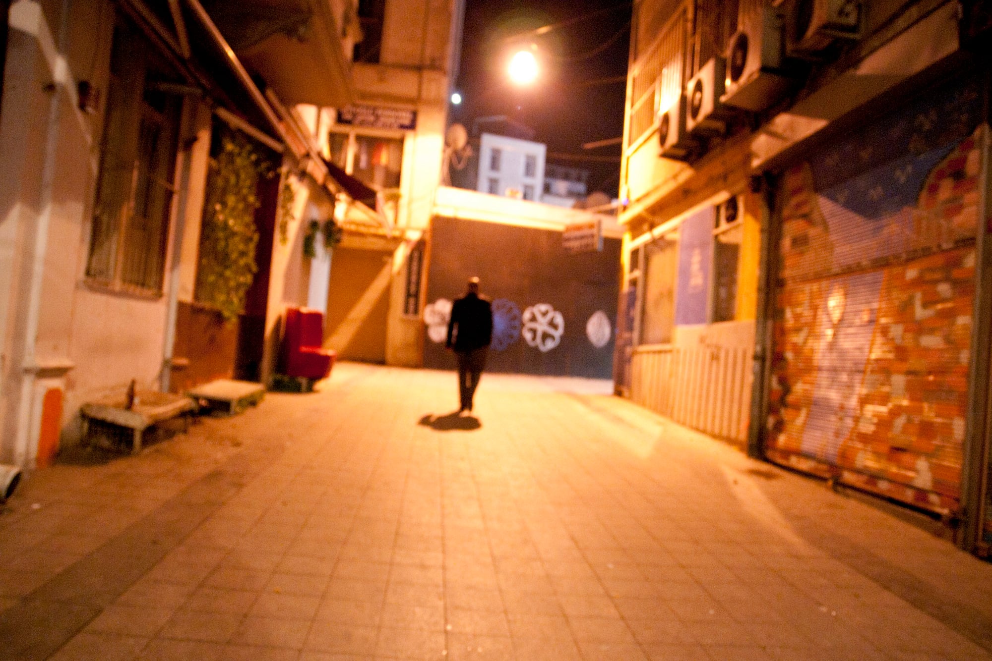 Eine warm beleuchtete Gasse bei Nacht