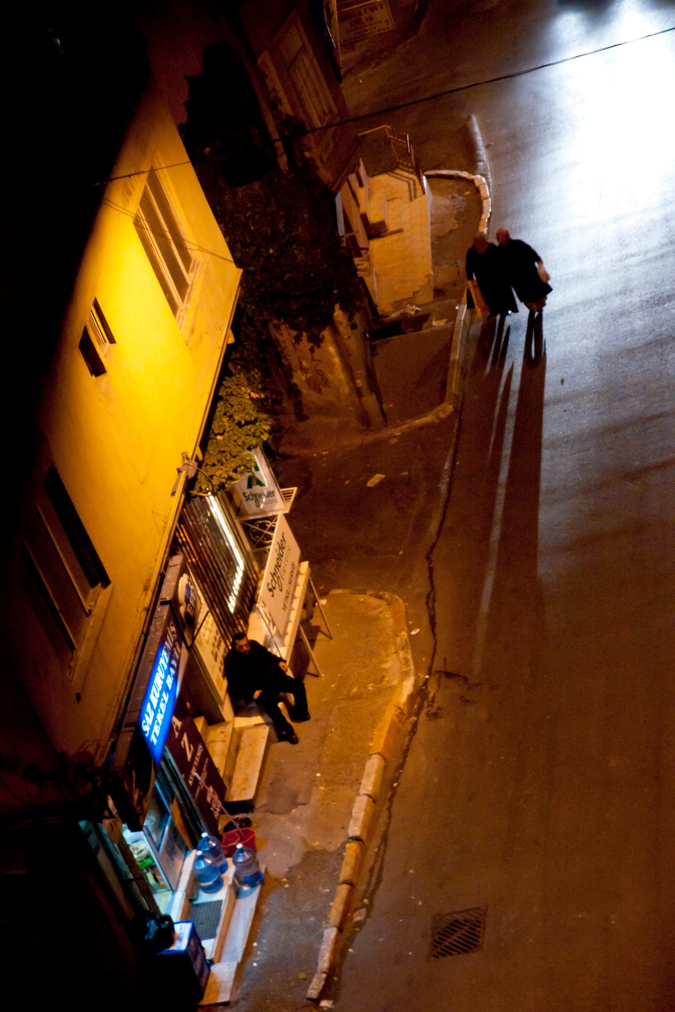 Eine nächtliche Gasse mit einer Katze und einem Coca-Cola-Schild