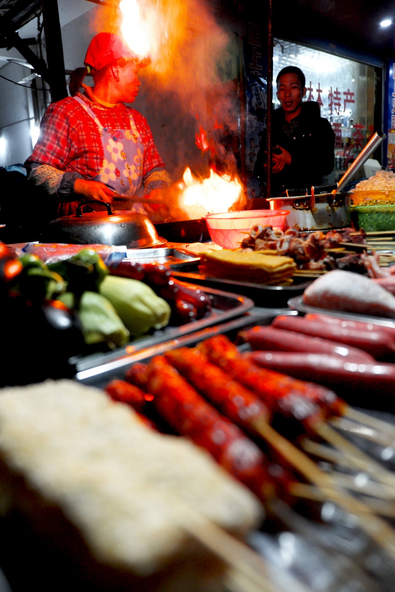 Ein Streetfood-Verkäufer am flammenden Grill