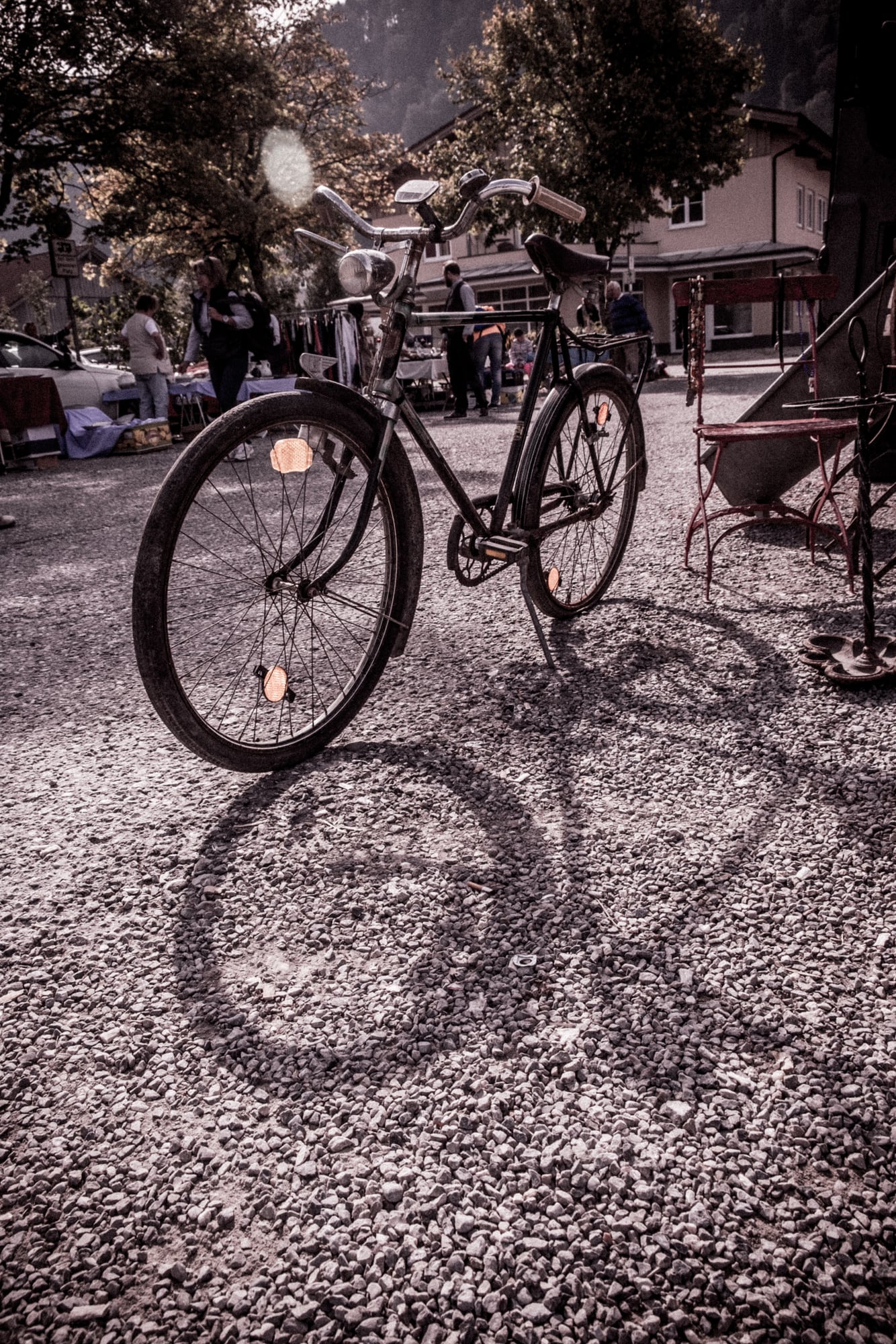 Ein Fahrrad auf Kies