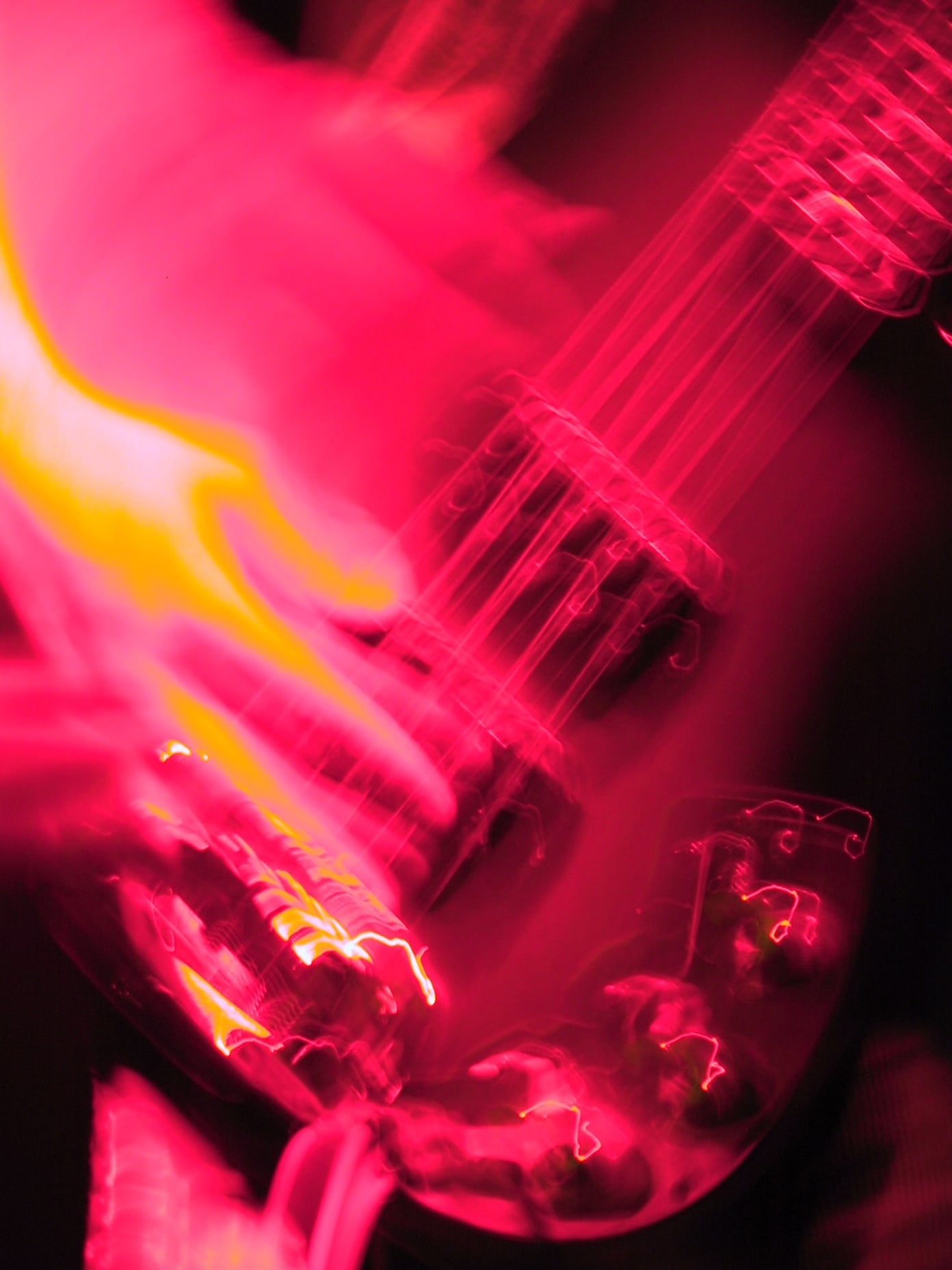 Ein E-Bass, rot und in Bewegung