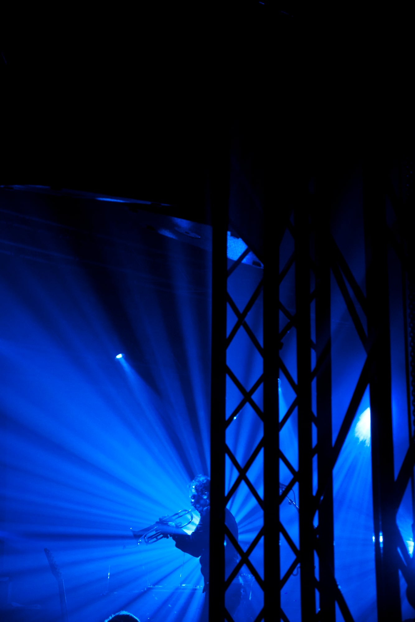 Blaues Licht klettert am Bühnengerüst