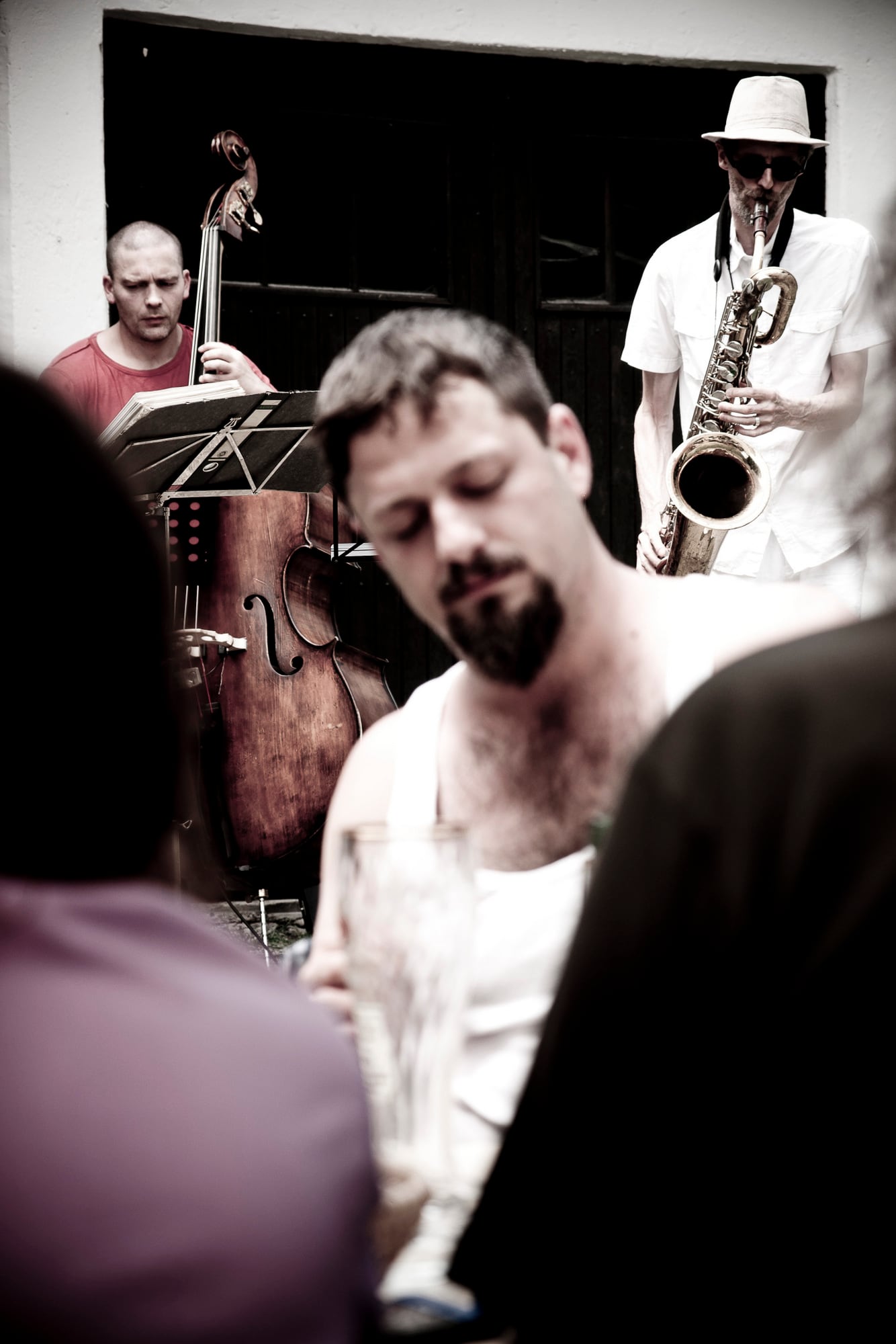 Ein Trio mitten im Set — Bass, Saxofon, Stimme