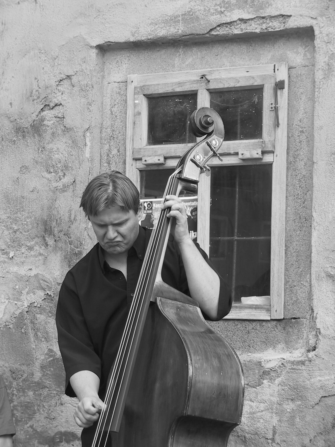 Ein Kontrabass vor einem alten Fenster
