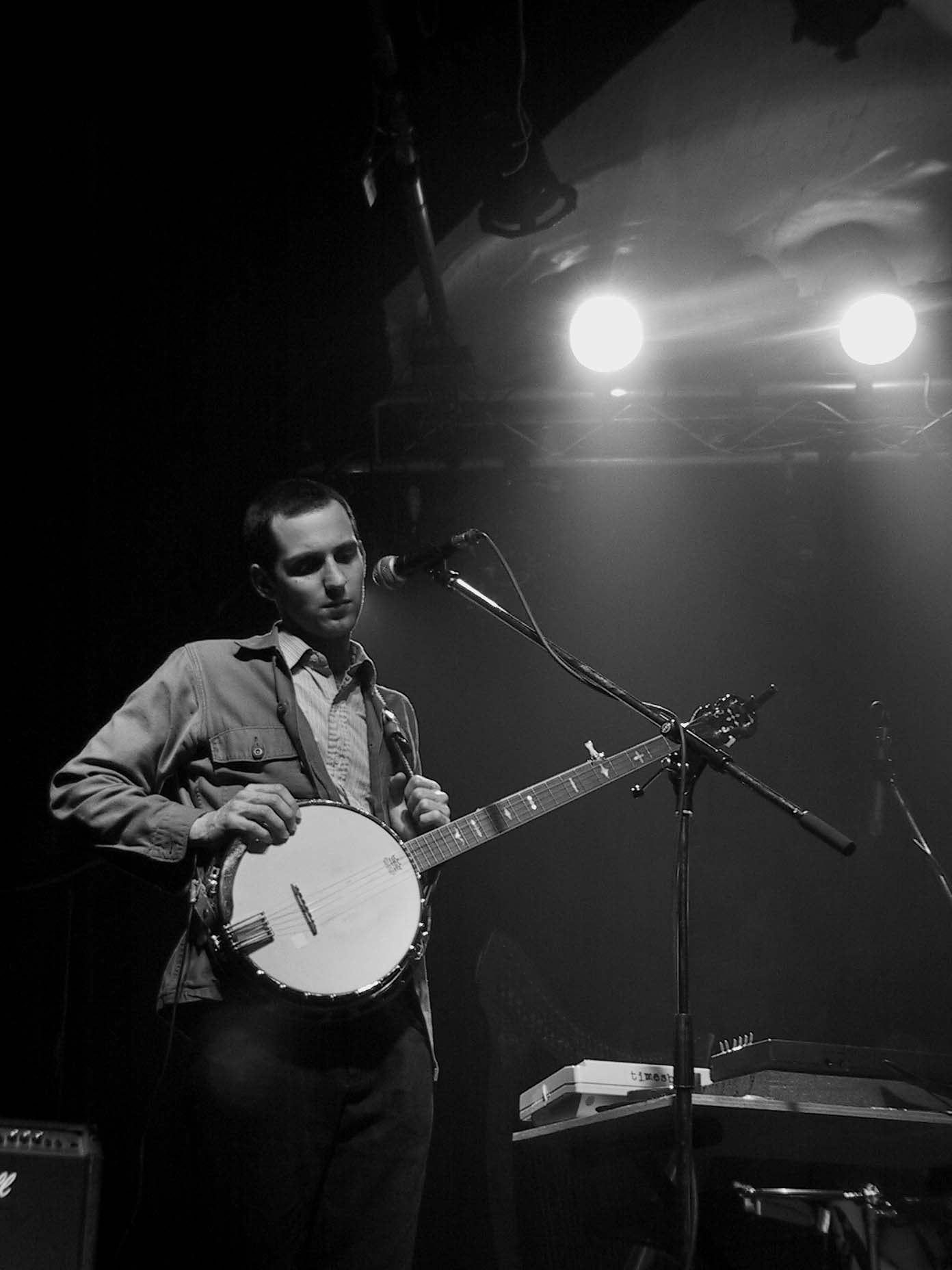 Ein Banjo im Bühnenlicht